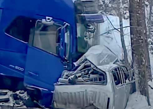 Avārijā Tukuma novadā bojā gāja trīs personas, kas atradās automašīnā "Toyota Hilux". 