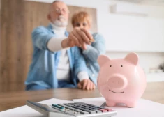 Объявлено, в каких банках пенсионные накопления жителей Латвии растут хорошо, а в каких - не очень