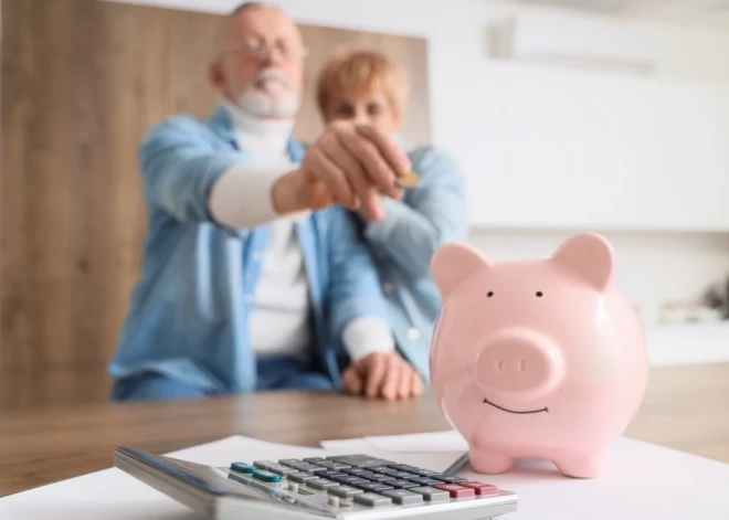 Объявлено, в каких банках пенсионные накопления жителей Латвии растут хорошо, а в каких - не очень