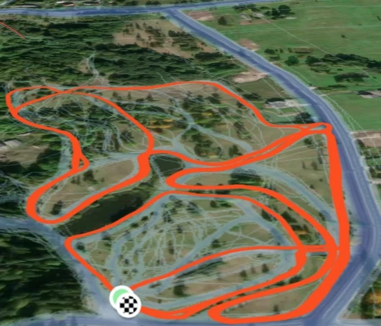 Tūrisma centrs aicina iedzīvotājus doties pa trasi tikai ar slēpēm.