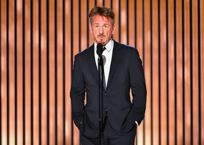 “Tas taču nevar būt legāli!” — Šons Penns pieķerts smēķējam “Zelta Globusa” ceremonijā