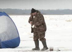 Krievijas varasiestādes uz aizsaluša ezera Igaunijas pusē aiztur piecus Latvijas pilsoņus