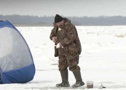 Kadrs no Igaunijas televīzijas sižeta par makšķerniekiem uz ezera.