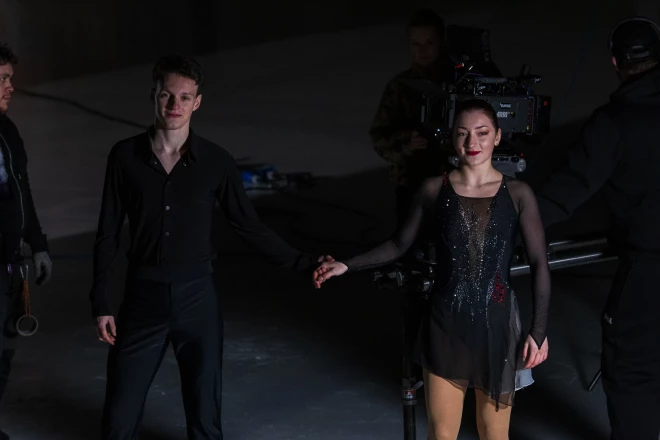 Galvenajās lomās redzami jaunie daiļslidotāji – godalgoto vietu ieguvēji Fedir Kulish, Latvijas daiļslidotājs, kurš līdz 2022. gadam pārstāvēja Ukrainu, un Kira Baranovska, viena no vadošajām Latvijas junioru daiļslidotājām.