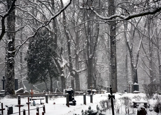 В Латвии хотят разрешить новый вариант прощания - развеивать прах на кладбищах