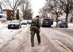 VIDEO: ICE aģents Mineapolisā bravūrīgi skrēja kādu aizturēt, bet piedzīvoja pamatīgu pazemojumu, izraisot apkārtējo protestētāju smieklus