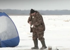Пятеро граждан Латвии в Эстонии по замерзшему озеру перешли на территорию России