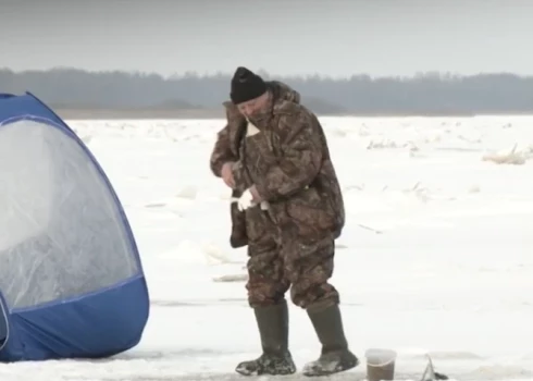 Кадр из сюжета эстонского телевидения о рыбаках на озере.