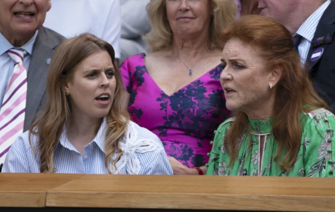 Sāra ar meitu Beatrisi vēro tenisa spēli Vimbldonā 2025. gada jūnijā.