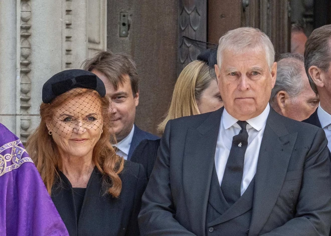 Sāra Fērgusone un Endrū Mauntbatens-Vindzors 2025. gada septembrī, apmeklējot Kentas hercogienes bēres Vestminsteras katedrālē Londonā. Tas bija tikai dažas nedēļas pirms karalis Jorku pārim atņēma titulus.