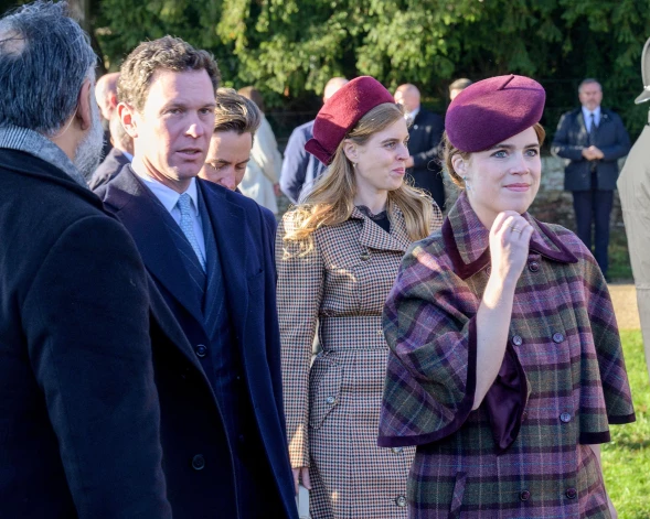 Princeses Beatrise un Eiženija ar vīriem pērn Pirmajos Ziemassvētkos tradicionāli apmeklēja arī dievkalpojumu Sandringemā kopā ar karalisko ģimeni.