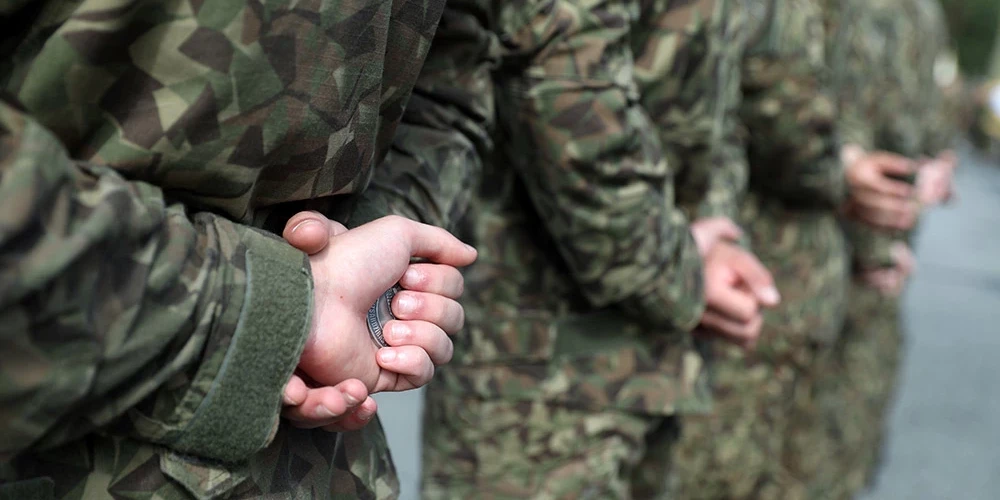 Valsts aizsardzības dienests ilgst 11 mēnešus, kuru laikā jaunieši apgūst militārās pamatiemaņas, stiprina fizisko sagatavotību un iegūst zināšanas valsts aizsardzības jomā profesionālu instruktoru vadībā. 