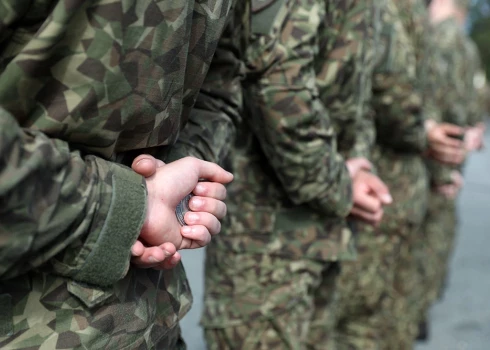 Valsts aizsardzības dienests ilgst 11 mēnešus, kuru laikā jaunieši apgūst militārās pamatiemaņas, stiprina fizisko sagatavotību un iegūst zināšanas valsts aizsardzības jomā profesionālu instruktoru vadībā. 