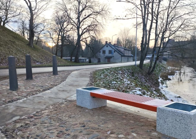 Aizputē izbūvēts un labiekārtots gājēju ceļš