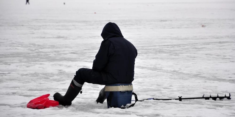 Rīgā atļauts atrasties uz vairāku ūdenstilpju un jūras piekrastes ūdeņu ledus.