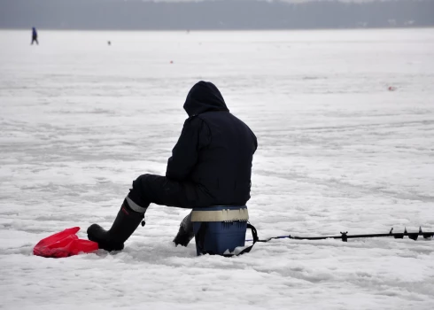Rīgā atļauts atrasties uz vairāku ūdenstilpju un jūras piekrastes ūdeņu ledus.