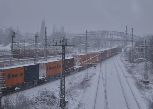 Vācijā no sliedēm noskrējis kravas vilciens, kas veda bīstamu kravu.