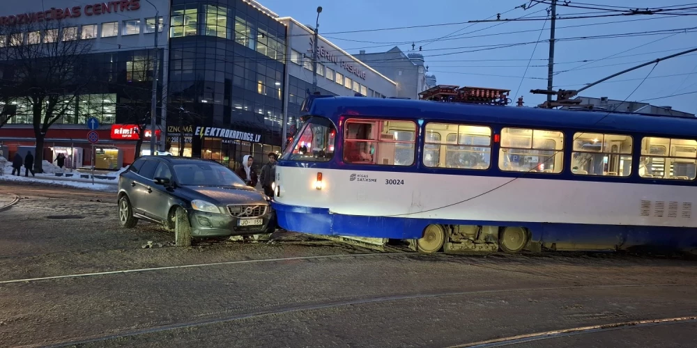 Tramvaja un vieglā auto sadursme Krišjāņa Barona ielā.