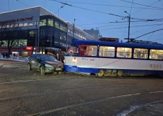 VIDEO: Rīgas centrā pie "Bērnu pasaules" notikusi tramvaja un vieglās automašīnas sadursme