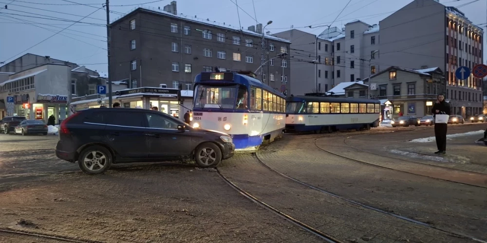 Столкновение трамвая и автомобиля на улице Кр.Барона в Риге.