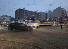 ВИДЕО: В Риге у "Детского мира" произошло столкновение трамвая и легкового автомобиля