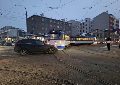 Столкновение трамвая и автомобиля на улице Кр.Барона в Риге.