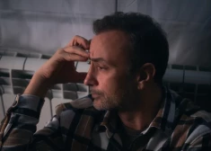 Kad visa ir par daudz: cilvēki arvien vairāk zvana krīzes tālrunim un stāsta par pašnāvības domām