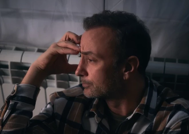 Kad visa ir par daudz: cilvēki arvien vairāk zvana krīzes tālrunim un stāsta par pašnāvības domām