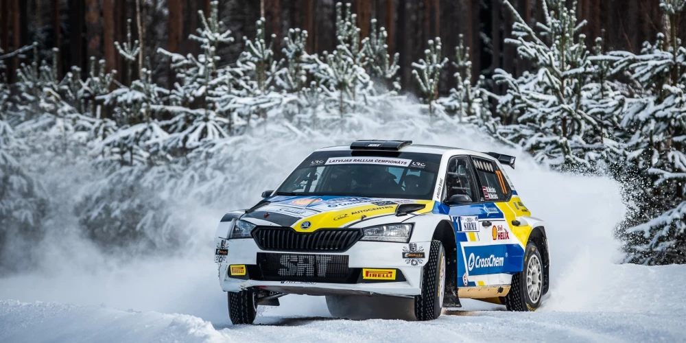 Autobraucējs Matīss Mežaks un Miķelis Mežaks ziemas rallijā "Sarma 2024" Gulbenes novadā