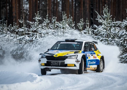 Autobraucējs Matīss Mežaks un Miķelis Mežaks ziemas rallijā "Sarma 2024" Gulbenes novadā