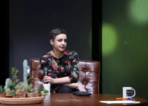 Kinokritiķe Elīna Reitere sarīkojumā "NN Nakts", kurā tiek pasniegta Normunda Naumaņa vārdā nosauktā Gada balva mākslas kritikā. 2019. gads