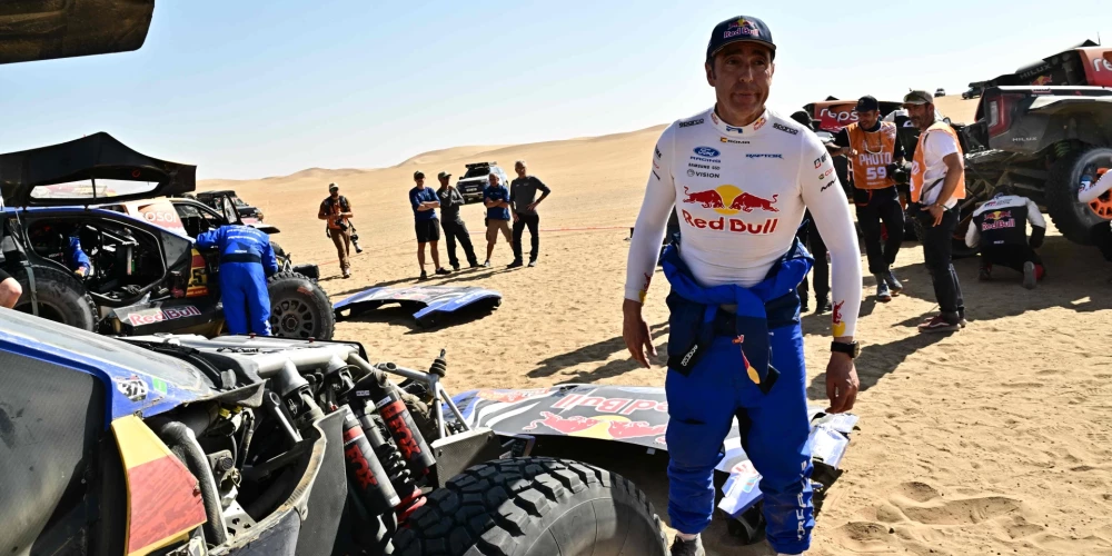 Nani Roma pie sava auto rallijreida "Dakara" devītā posma finišā