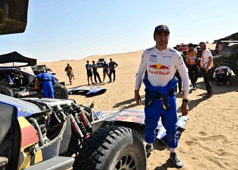 Nani Roma pie sava auto rallijreida "Dakara" devītā posma finišā