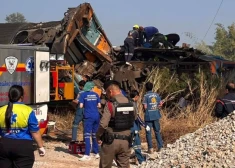 Taizemē no sliedēm noskrienot vilcienam, dzīvību zaudējuši 22 cilvēki