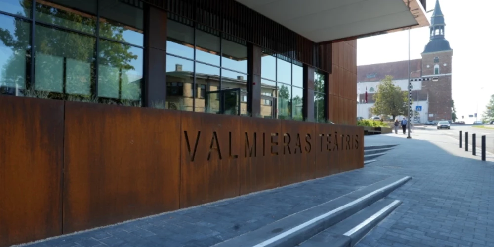 Valmieras drāmas teātris šogad plāno par vienu jauniestudējumu mazāk un nelielu biļešu cenu kāpumu atsevišķām izrādēm. 