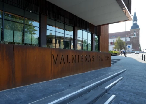 Valmieras drāmas teātris šogad plāno par vienu jauniestudējumu mazāk un nelielu biļešu cenu kāpumu atsevišķām izrādēm. 