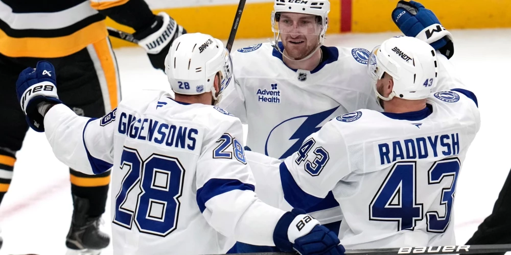 Zemgus Girgensons (ar 28. numuru) ar komandas biedriem svin gūtos vārtus.