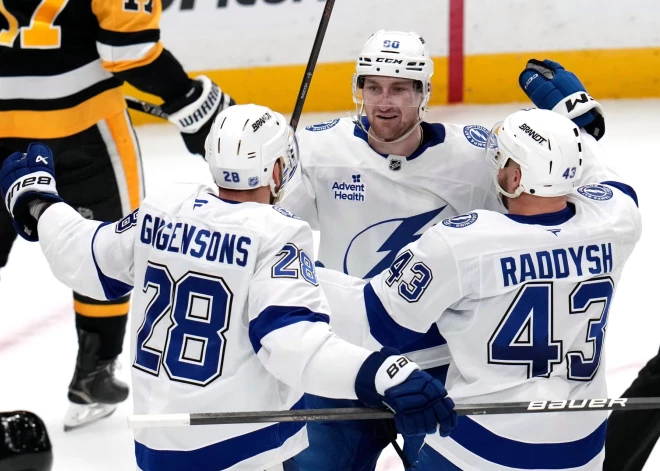 Girgensons turpina krāt punktus, pārspējot lieliski spēlējošo Šilovu un "Penguins"