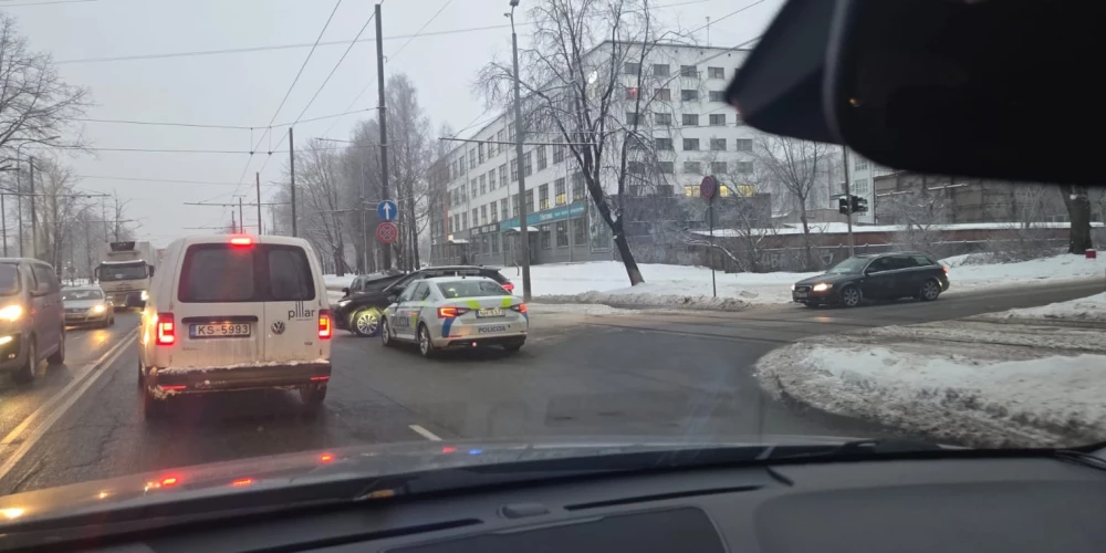 Pie tirdzniecības centra “Akropole Alfa” notikusi ceļu satiksmes negadījums. 