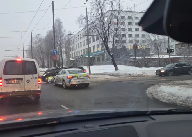 Pie tirdzniecības centra “Akropole Alfa” notikusi ceļu satiksmes negadījums. 