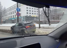 FOTO: avārija pie tirdzniecības centra “Akropole Alfa” paralizē satiksmi Brīvības gatvē