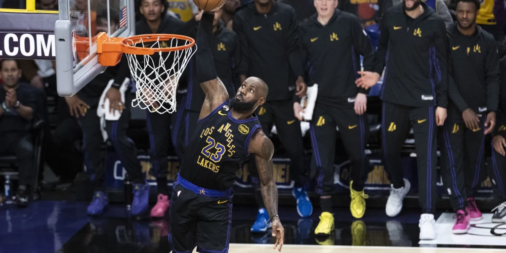 Lebrons Džeimss aizvadīja vienu no sezonas labākajām spēlēm. 