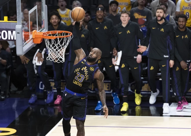 Džeimss tuvu "triple-double" rezultatīvā uzvarā pār "Hawks"; Porziņģis turpina nespēlēt