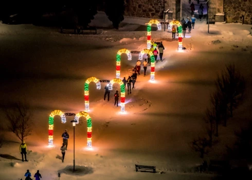 “Noskrien Ziemu” vakara–tumsas posms Siguldā.