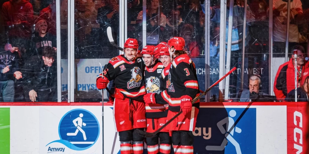 Eduards Tralmaks (pirmais no kreisās) kopā ar komandas biedriem.