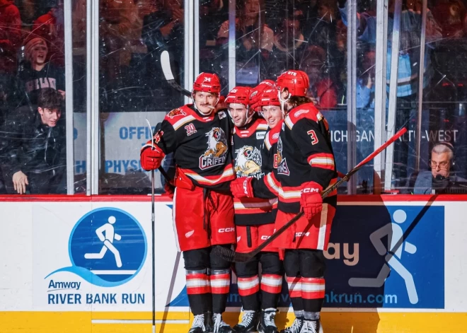 VIDEO: Eduards Tralmaks ar skaistu metienu gūst 15. vārtus AHL 