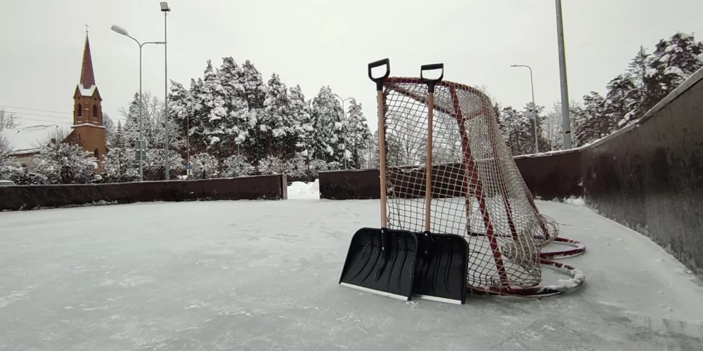 Ogres novadā pieejamas publiskās slidotavas vairākās apdzīvotās vietās.