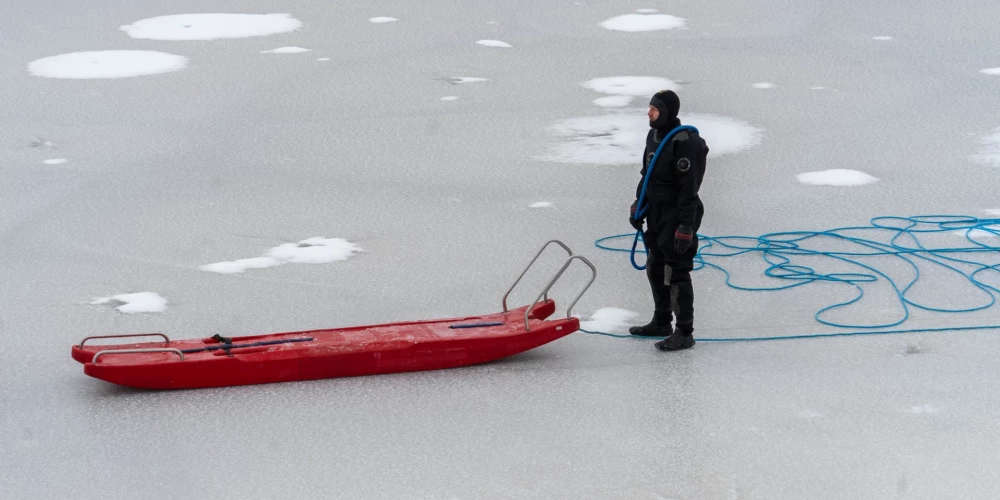 Glābēji palīdz no ledus krastā nonākt diviem bērniem Rīgā. 