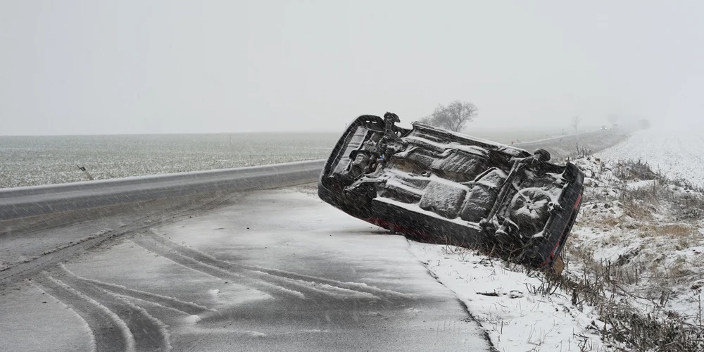 Transportlīdzeklis ieslīdējis grāvī, piezemējoties uz jumta. Ilustratīvs attēls.