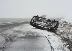 Ūdens jau smēlās salonā: Rīgā grāvī uz jumta piezemējas BMW – vadītājs izglābjas pēdējā brīdī. VIDEO